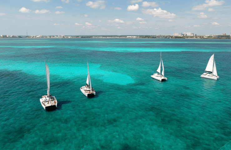 Catamaran Regular Isla Mujeres